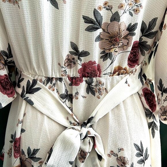 Florals on Cream Faux Wrap Front Flutter Short Sleeve Peplum Blouse Plus Size 2X - Picture 5 of 7